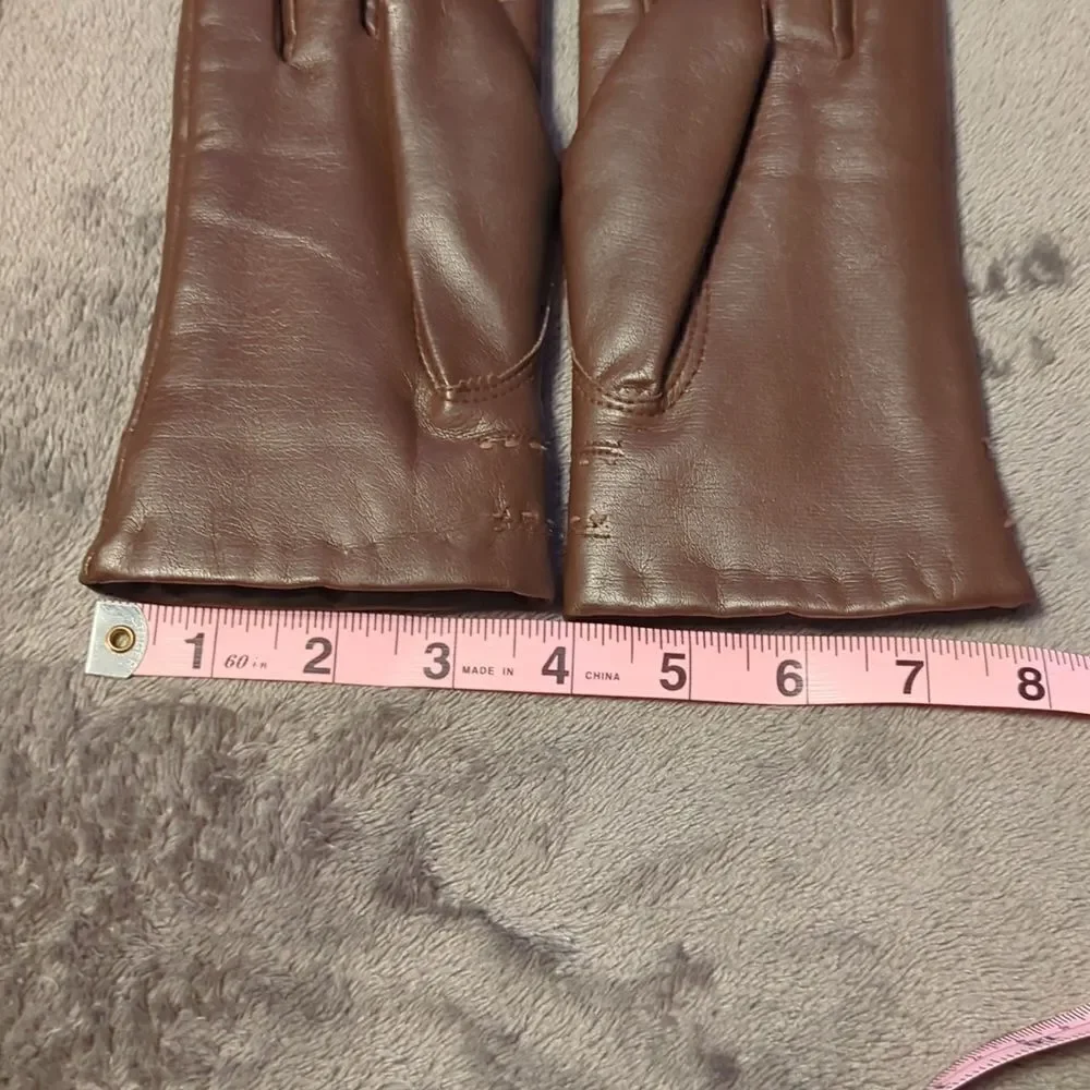 Like new ladies faux leather lined driving gloves. Vegan